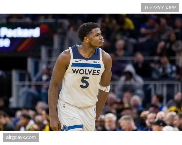 爱德华兹无球跑动效率提升，拉开森林狼外线空间