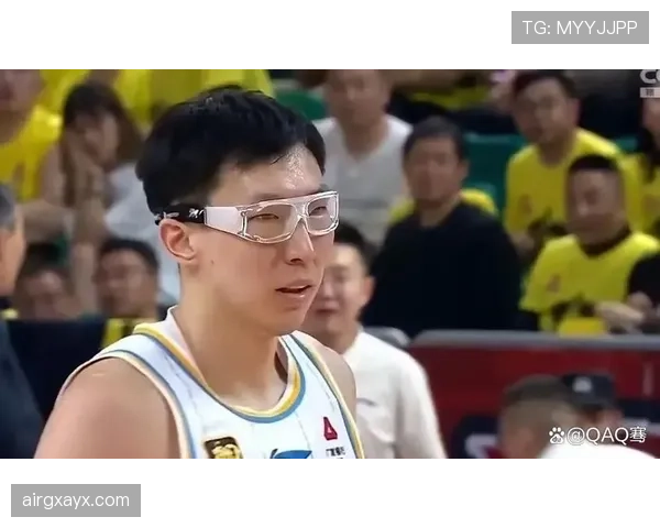 刷到周琦在路边小馆吃面，桌上那堆手机手表让我怀疑人生