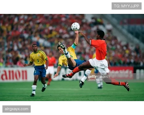 小罗又在沙滩上光脚踢瓶盖，这人到底有没有正经训练过啊？